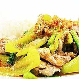 ข้าว หมู หรือ ไก่ ผัดพริกหยวก