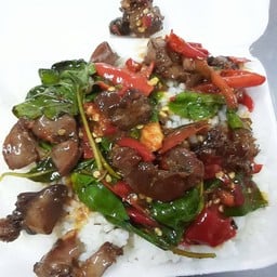 กะเพราเครึ่องในไก่ราดข้าว