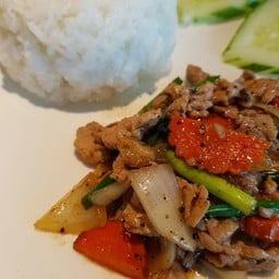 ข้าวผัดพริกไทยดำ (rice with stir-fried black pepper)