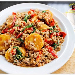 ข้าวราดกระเพราเต้าหู้หมูสับ