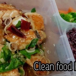ข้าวไรซ์เบอรี่+แซลมอนย่างคั่วพริกแห้งสมุนไพร+ผักลวก