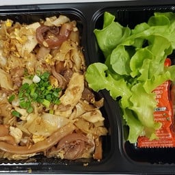 F-402 ก๋วยเตี๋ยวคั่วไก่+ปลาหมีกกรอบ