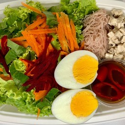 สลัดเส้นหมี่ข้าวกล้องไข่ต้ม เสิร์ฟพร้อมน้ำสลัดใสขิงสด