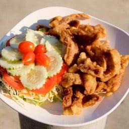 สลัดหมูทอด