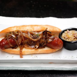 ไส่กรอกบราทเวอร์สทกับหัวหอม