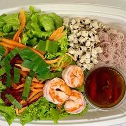สลัดเส้นหมี่ข้าวกล้องกุ้ง เสิร์ฟพร้อมน้ำสลัดใสขิงสด