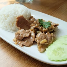 ข้าวกระเทียมพริกไทย