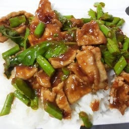 ผัดพริกแกงหมูราดข้าว