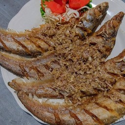 ปลาเนื้ออ่อนทอดกระเทียมพริกไทย