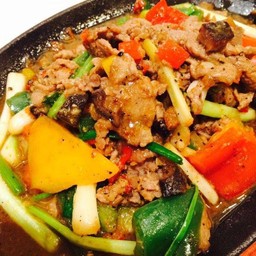 เนื้อนกกระจอกเทศผัดพริกไทยดำ