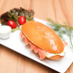 โรล์แซลมอนรมควันกับครีมชีส