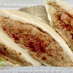 ขนมปังพีต้าไส้ทูน่า หรือไก่ฉีกผสมชัทนี่ผักรวม