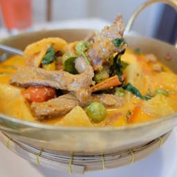 แกงเผ็ดเนื้อขาวละออ