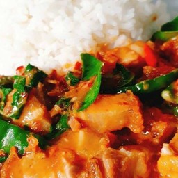 พริกแกงหมูราดข้าว
