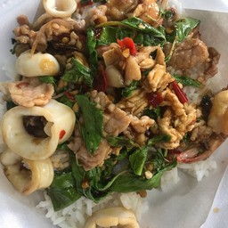 ผัดกระเพรารวมมิตรราดข้าว