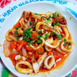 หมึกผัดซอส Fried squid with sauce