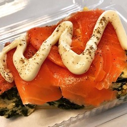 คีชผักโขมหน้าปลาซาลม่อนรมควัน