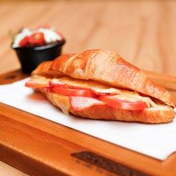 ครัวซองค์แฮมชีสมมะเขือเทศ