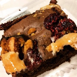 กลูเต้นฟรีบราวนี่และม้าชเมลโลราดซ้อสราสเบอร์รี่