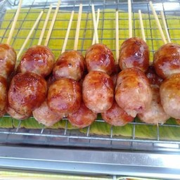 นู๋ดี ไส้กรอกอิสาน   ตลาดนัดเอื้ออาทรศาลายา 1-2