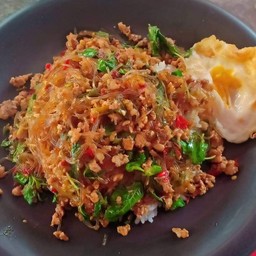 กระเพราหมูวุ้นเส้น