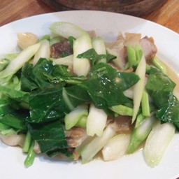 คะน้าหมูกรอบ