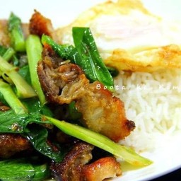 ข้าวราด ผัดคะน้าหมูกรอบ  ไข่ดาว