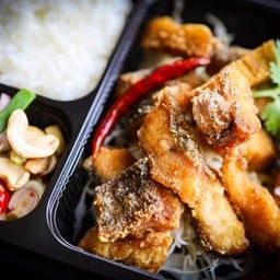 ข้าวปลากระพงทอดยำตะไคร้