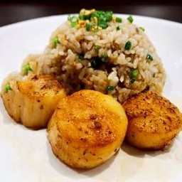 ข้าวผัดกระเทียมหอยเชลล์