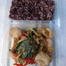 ข้าวผัดพริกแกงปลากราย