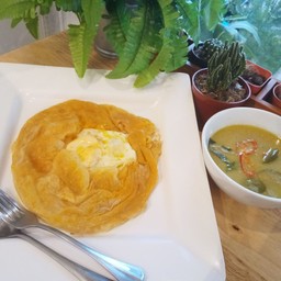 โรตีไข่ดาว+แกงเขียวหวานไก่ (Roti with Fried egg and Chicken Green Curry)