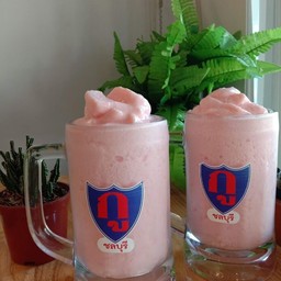 สตรอเบอร์รี่นมสด ปั่น (Strawberry Milk Shake)