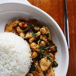 ข้าวกะเพราไก่ชิ้น