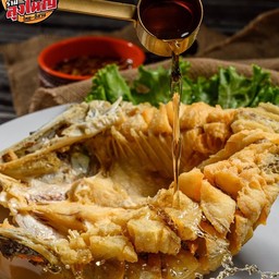 ปลากระพงทอดน้ำปลา Deep fried seabass with fish sauce serv with mango spicy sauce