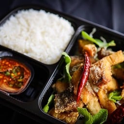 ข้าวลาบปลากระพงทอด