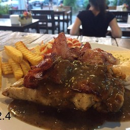 2.4 ไก่+เบคอน+ชีส ซอสพริกไทยดำ 159 บาท