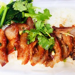 ข้าวหมูแดงกระเทียม