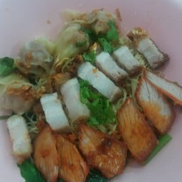 บะหมี่เกี๊ยวหมูแดงหมูกรอบ
