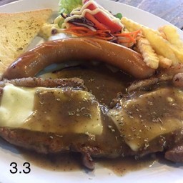 3.3 เนื้อสันนอก+ชีส+ไส้กรอก ซอสพริกไทยดำ 199 บาท