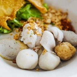 ก๋วยเตี๋ยวลูกชิ้นปลารวมเครื่องปลา