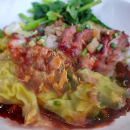 เกี้ยวยักหมูแดงทรงเครื่องในซอสแดง