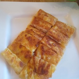 โรตี ไส้กรอกไก่+ชีส (Roti with chicken sausage and mozzarella cheese)