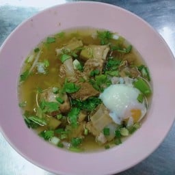 ก๋วยเตี๋ยวซี่โครงหมูตุ๋นน้ำใส