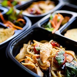 สปาเกตตี้ผัดพริกแห้งไส้กรอก