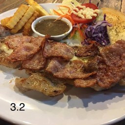 3.2 เนื้อสันนอก+เบคอน+ชีส  229 บาท