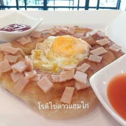 โรตีไข่ดาว+แฮมไก่ (Roti with Fried egg and chicken ham)
