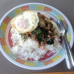 หญิงกระเพราถาดชมทุ่ง