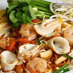ผัดไทยทะเล (กุ้งสด+ปลาหมึก)
