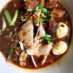 ก๋วยเตี๋ยวเรือหมูต้มยำน้ำตก .. ระบุเส้นด้วยนะค่ะ..(ไม่มีบริการแถม ช้อน ตะเกียบ ชาม)
