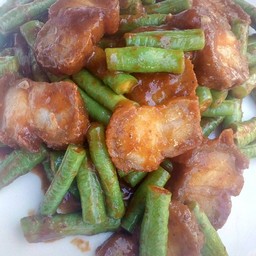 ผัดพริกแกงหมูกรอบ